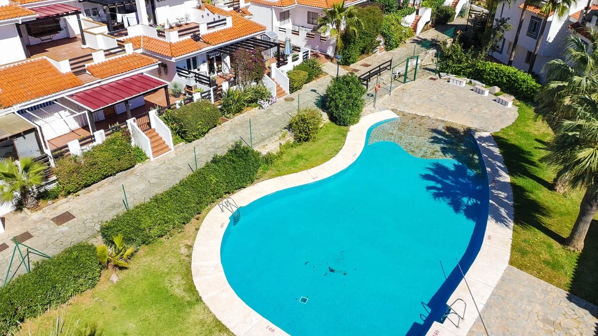 2 quarto Apartamento para venda em La Duquesa / Puerto de la Duquesa com piscina garagem - 269 000 € (Ref: 9799994)