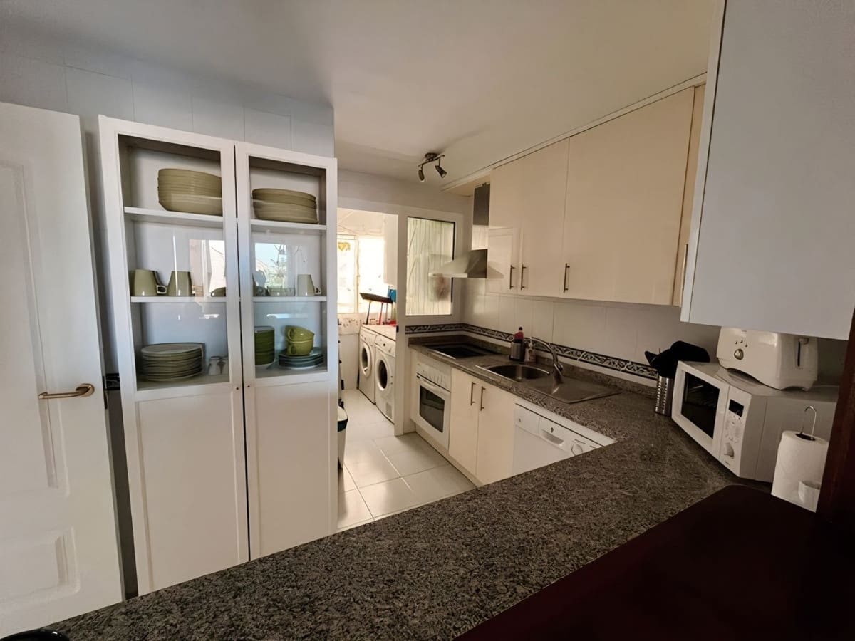 2 quarto Apartamento para venda em La Duquesa / Puerto de la Duquesa com piscina garagem - 275 000 € (Ref: 9800090)