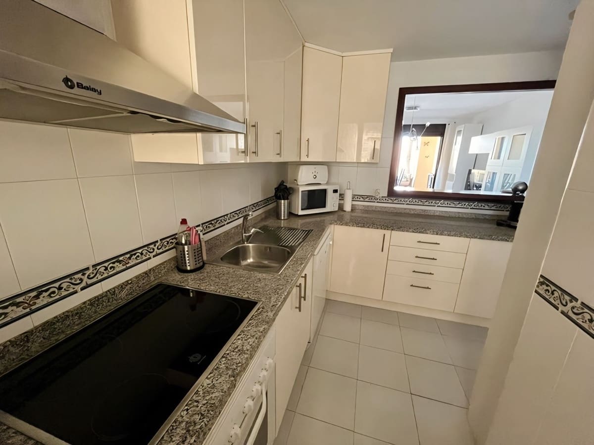 2 quarto Apartamento para venda em La Duquesa / Puerto de la Duquesa com piscina garagem - 275 000 € (Ref: 9800090)