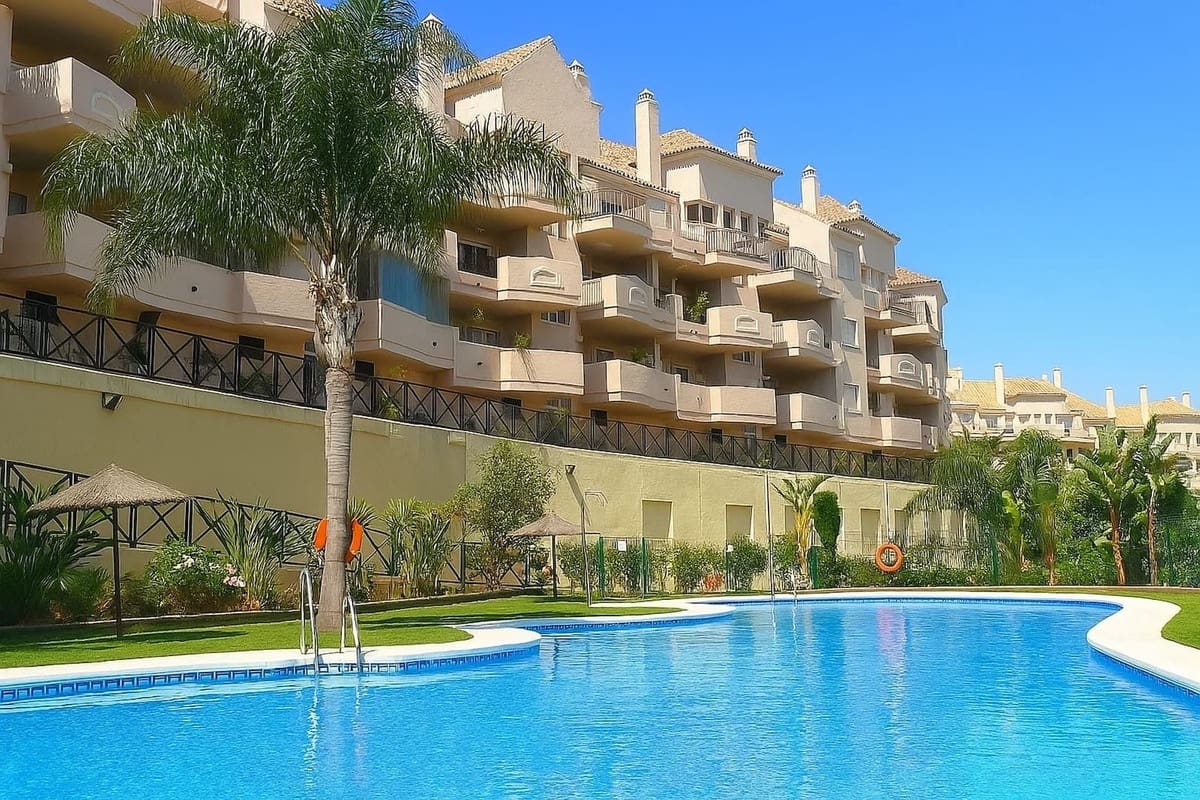 2 Zimmer Apartment zu verkaufen in La Duquesa / Puerto de la Duquesa mit Pool Garage - 270.000 € (Ref: 9800091)