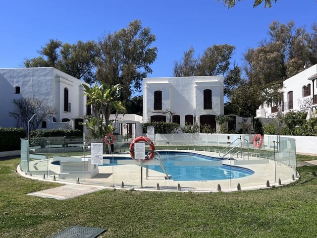 Casa de 3 habitaciones en New Golden Mile, Estepona en venta con piscina - 550.000 € (Ref: 9800709)