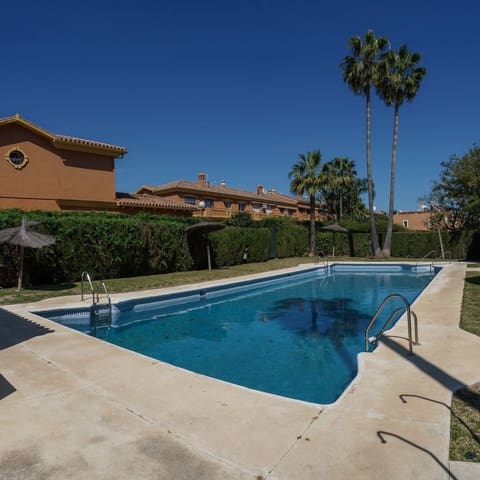 4 quarto Casa em Banda para venda em Atalaya-Isdabe, Estepona com piscina - 440 000 € (Ref: 9800711)