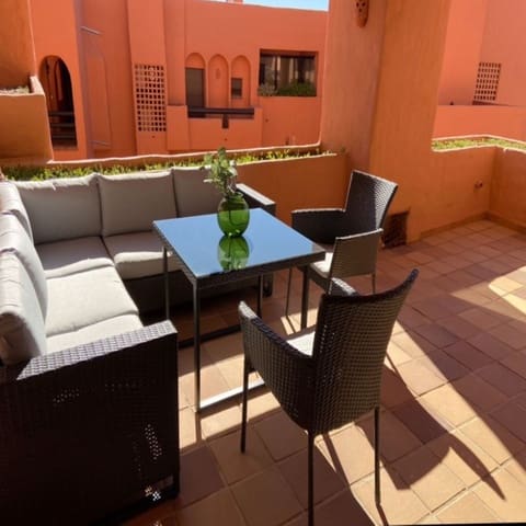 2 sovrum Lägenhet till salu i La Duquesa / Puerto de la Duquesa, Manilva med pool garage - 285 000 € (Ref: 9800715)