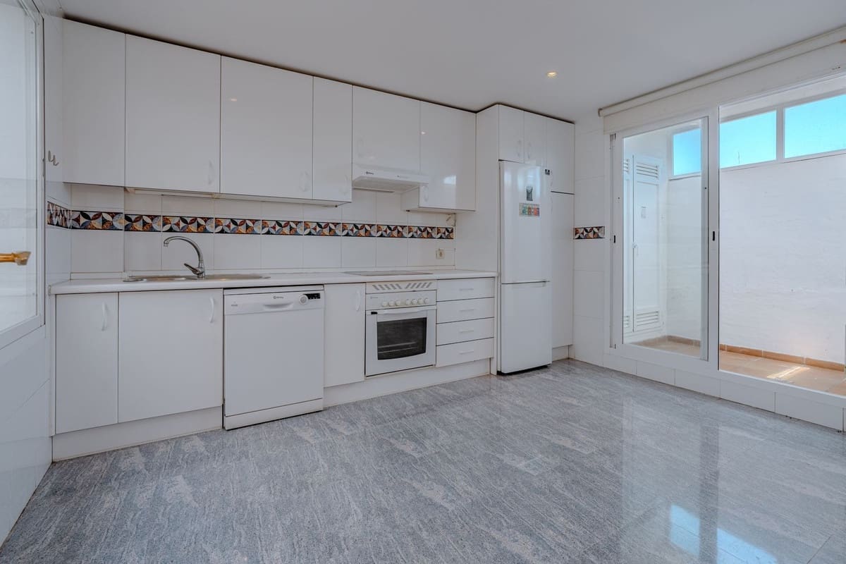 3 bedroom Townhouse for sale in New Golden Mile with pool garage - € 550,000 (Ref: 9800758)