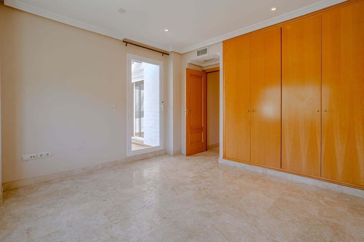 3 bedroom Townhouse for sale in New Golden Mile with pool garage - € 550,000 (Ref: 9800758)