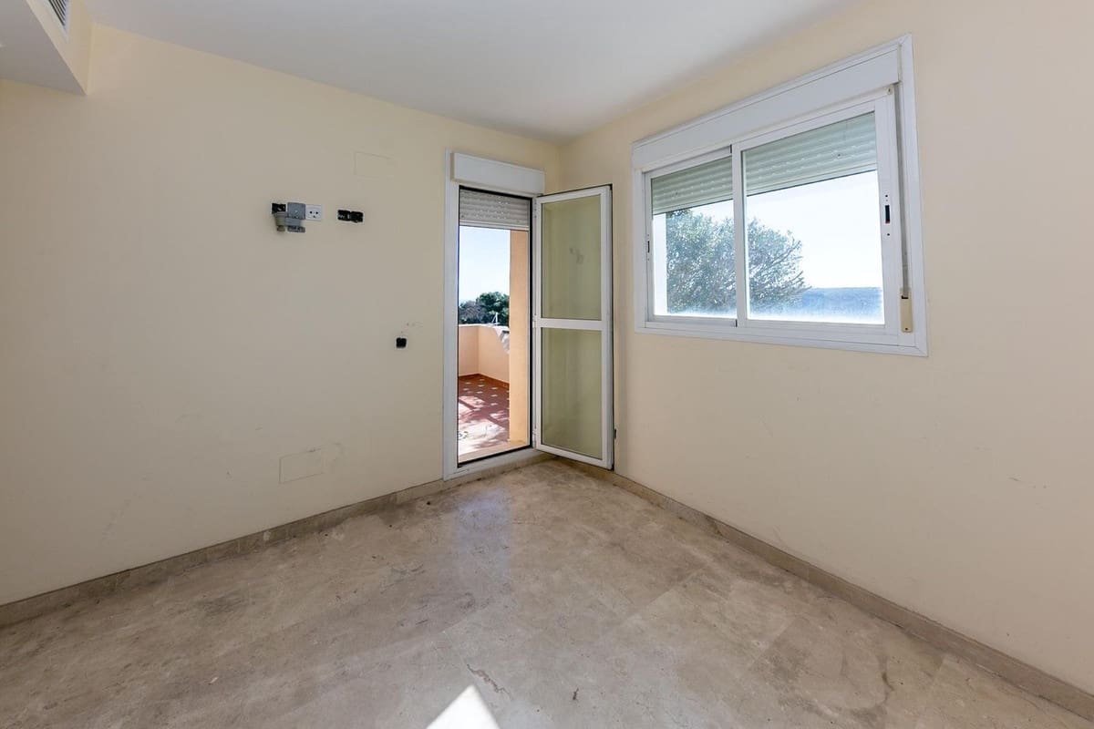 Casa de 3 habitaciones en La Duquesa / Puerto de la Duquesa en venta con garaje - 380.000 € (Ref: 9801366)