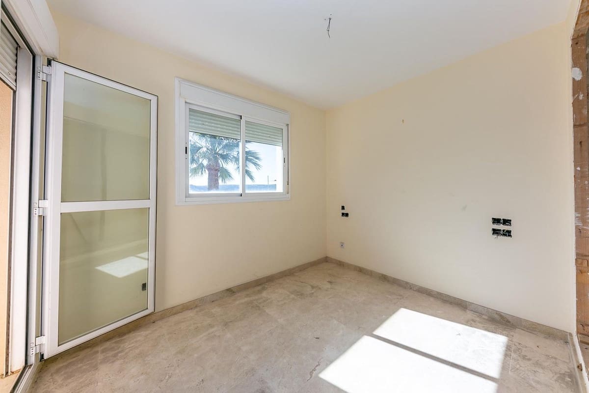 Casa de 3 habitaciones en La Duquesa / Puerto de la Duquesa en venta con garaje - 380.000 € (Ref: 9801366)