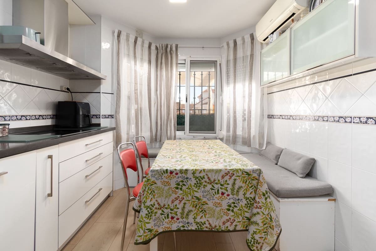 4 soveværelse Byhus til salg i Mijas Costa med swimmingpool garage - € 529.000 (Ref: 9802544)