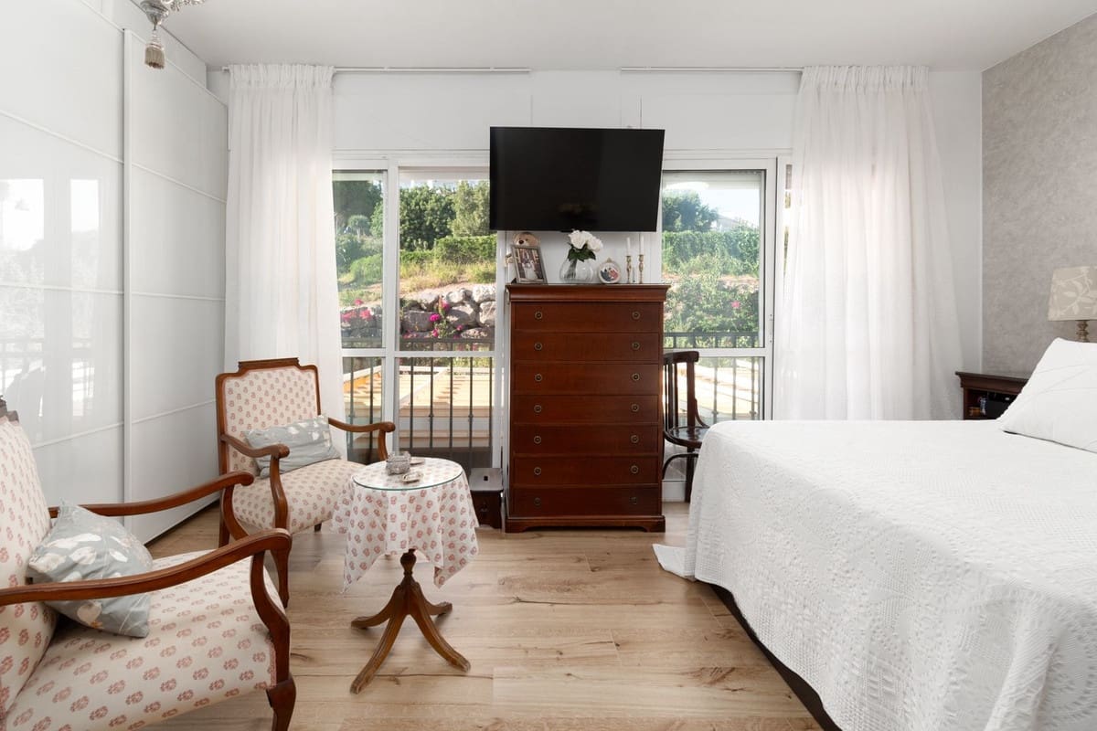 4 soveværelse Byhus til salg i Mijas Costa med swimmingpool garage - € 529.000 (Ref: 9802544)