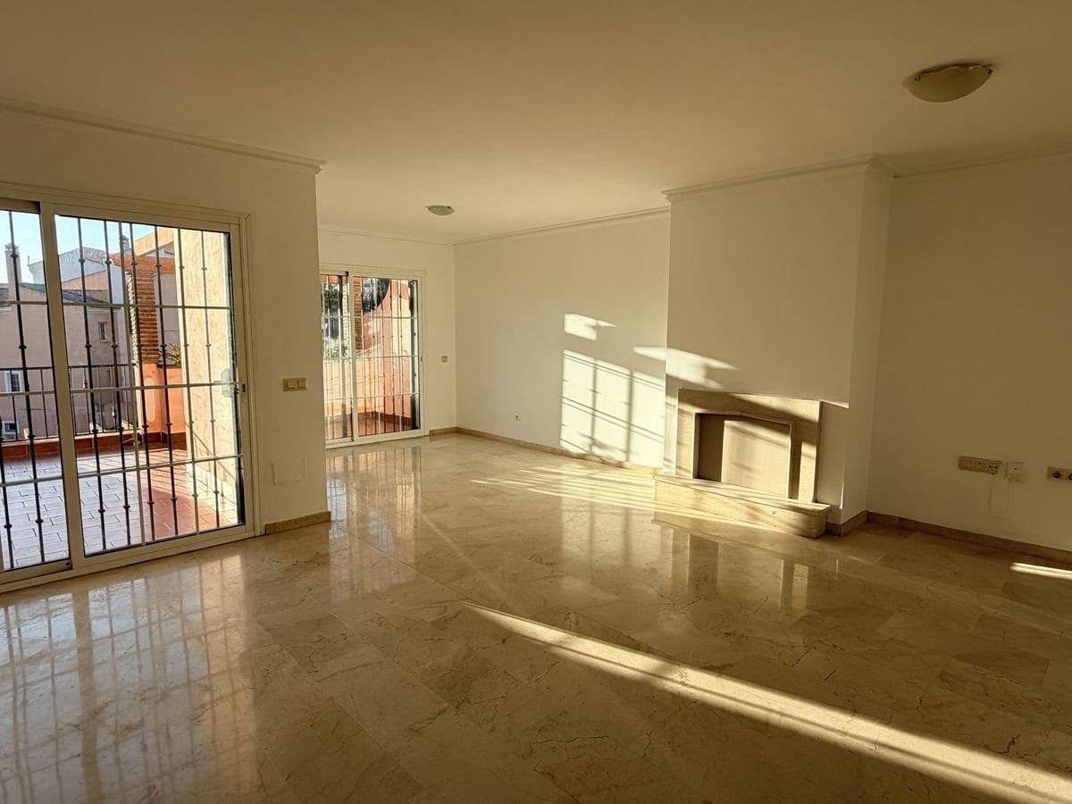 4 bedroom Townhouse for sale in Riviera del Sol with pool garage - € 475,000 (Ref: 9802545)