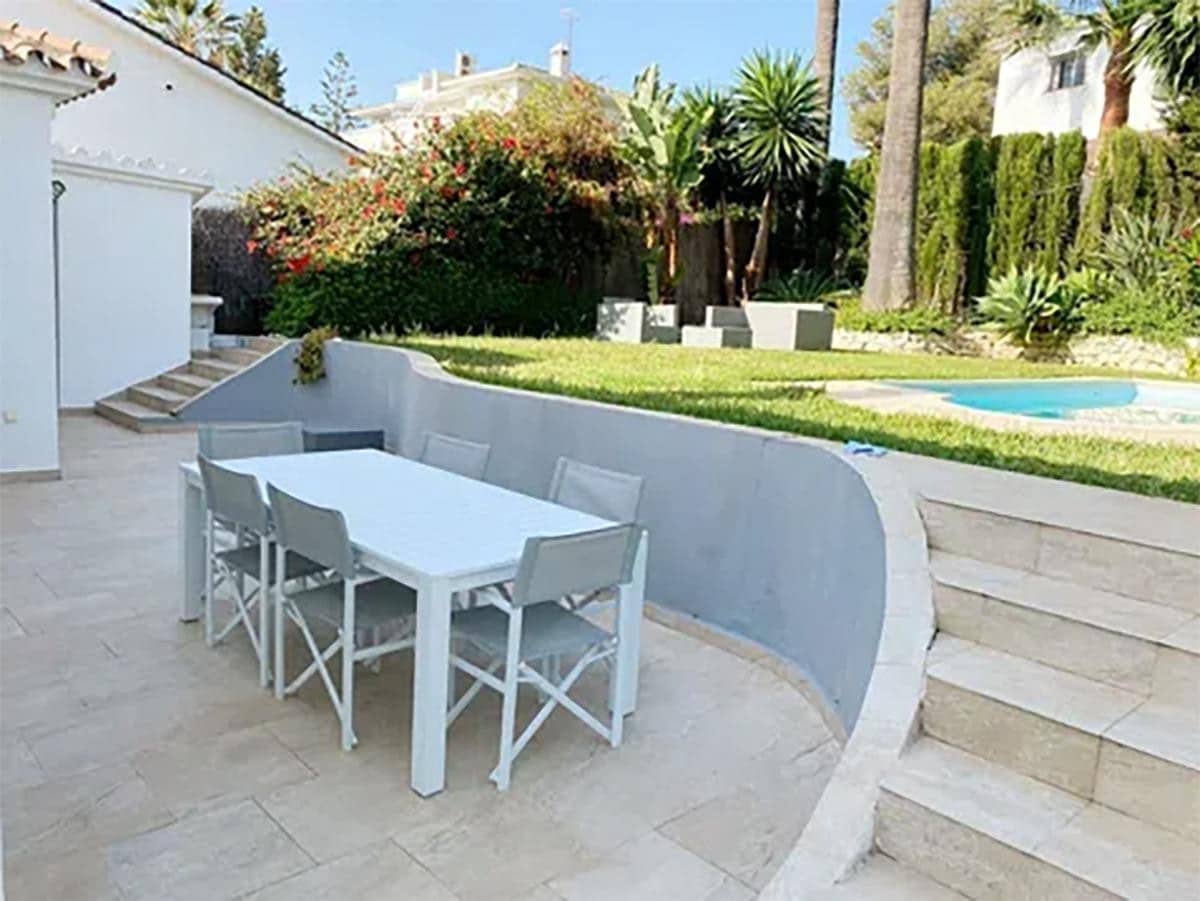 3 slaapkamer Villa te koop in Nueva Andalucia met zwembad garage - € 980.000 (Ref: 9802740)