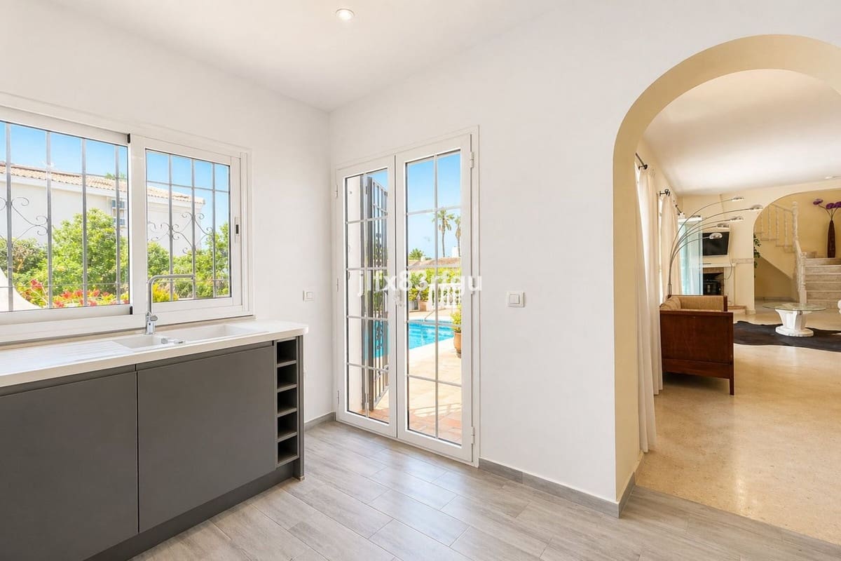 4 Zimmer Villa zu verkaufen in Riviera del Sol mit Pool Garage - 995.000 € (Ref: 9802908)