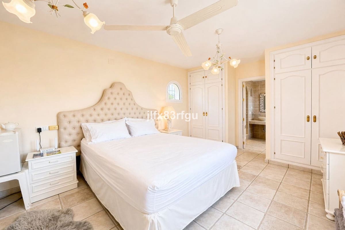 4 Zimmer Villa zu verkaufen in Riviera del Sol mit Pool Garage - 995.000 € (Ref: 9802908)