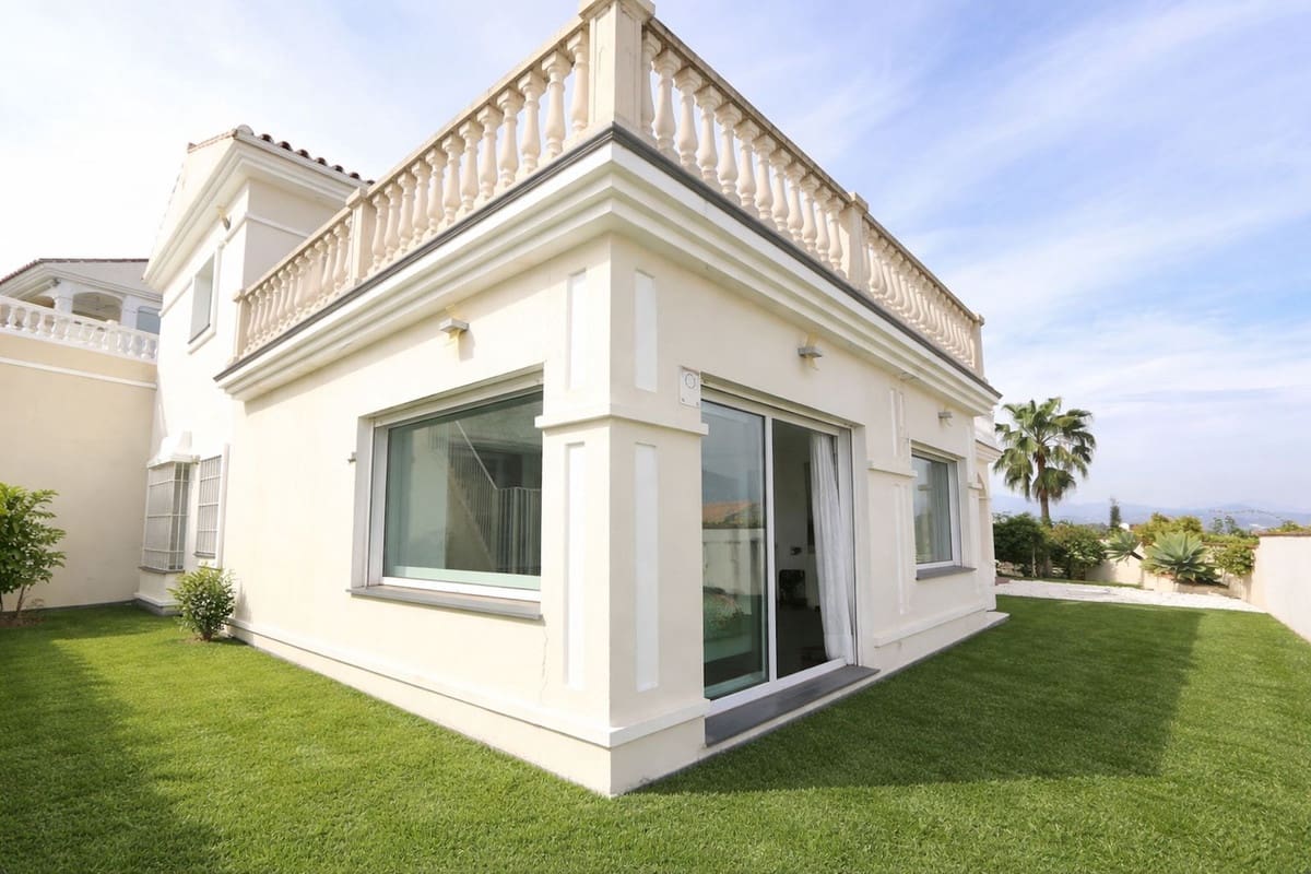 Chalet de 3 habitaciones en Cerro del Aguila en venta con piscina garaje - 675.000 € (Ref: 9808946)