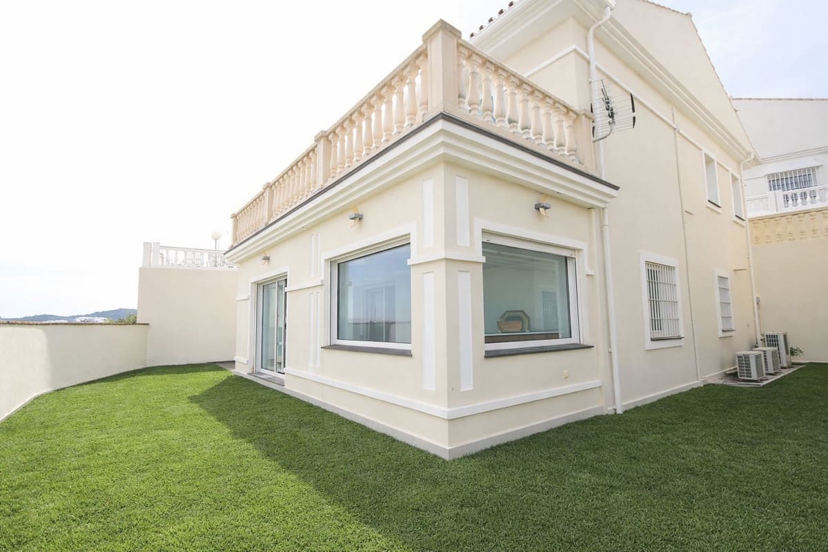 Chalet de 3 habitaciones en Cerro del Aguila en venta con piscina garaje - 675.000 € (Ref: 9808946)