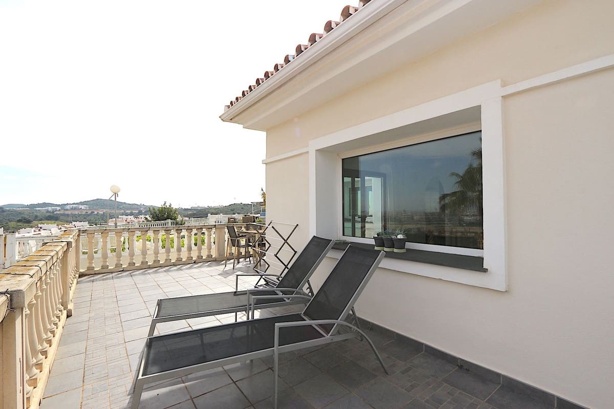 Chalet de 3 habitaciones en Cerro del Aguila en venta con piscina garaje - 675.000 € (Ref: 9808946)