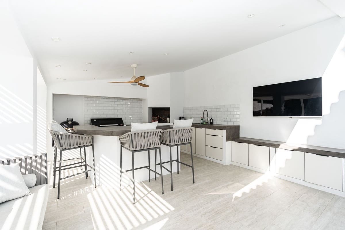 5 Zimmer Villa zu verkaufen in El Paraiso mit Pool Garage - 1.600.000 € (Ref: 9808949)