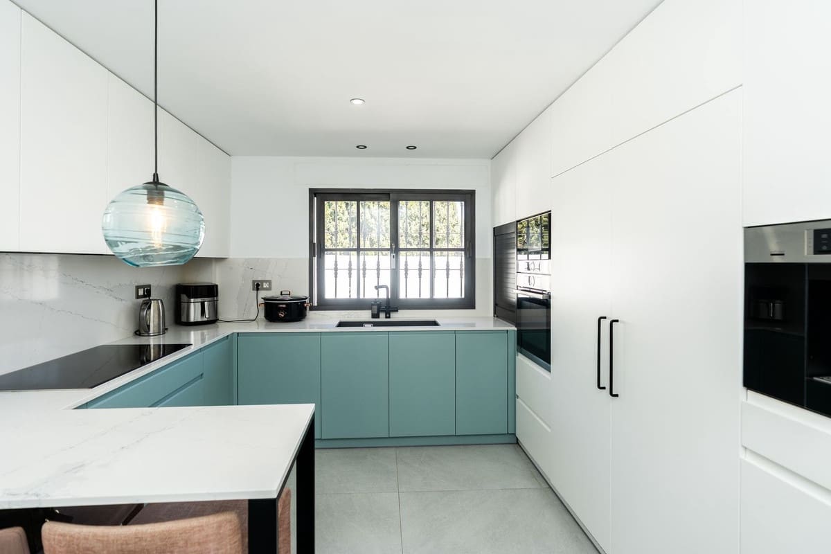 5 Zimmer Villa zu verkaufen in El Paraiso mit Pool Garage - 1.600.000 € (Ref: 9808949)