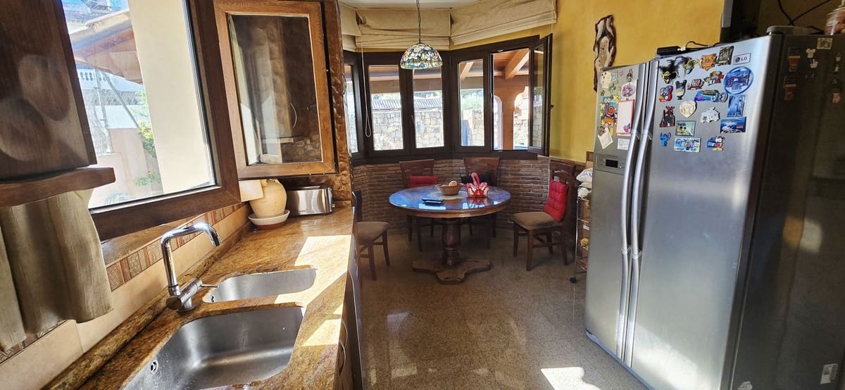 4 Zimmer Villa zu verkaufen in La Sierrezuela mit Pool Garage - 1.095.000 € (Ref: 9810449)