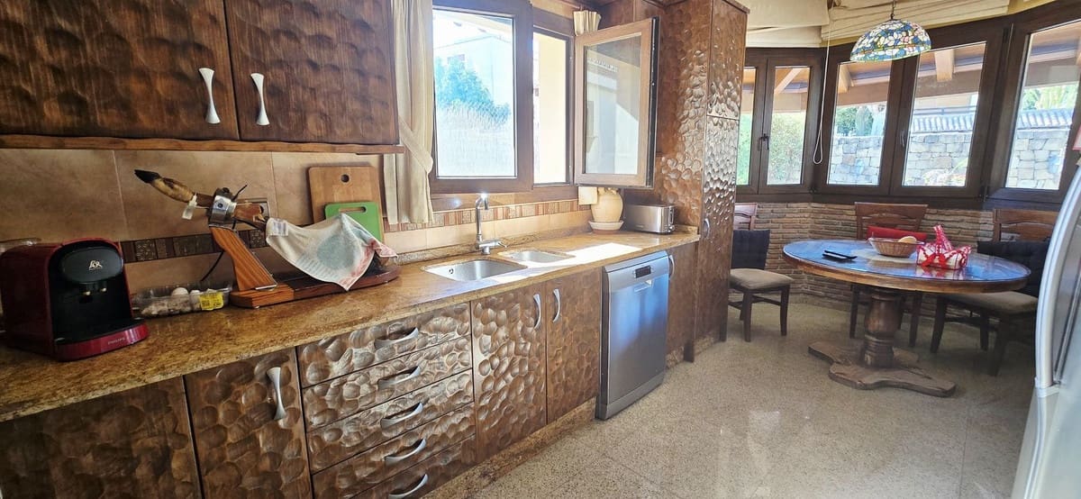 4 Zimmer Villa zu verkaufen in La Sierrezuela mit Pool Garage - 1.095.000 € (Ref: 9810449)