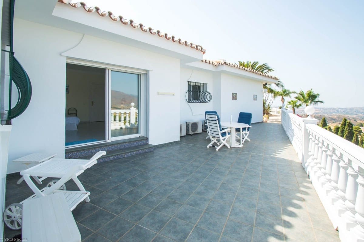 4 bedroom Villa for sale in Valtocado with pool garage - € 1,650,000 (Ref: 9810867)