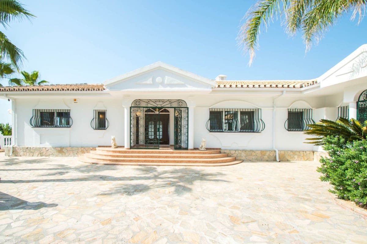 4 bedroom Villa for sale in Valtocado with pool garage - € 1,650,000 (Ref: 9810867)