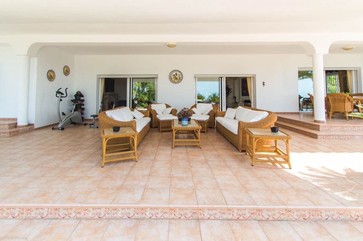4 bedroom Villa for sale in Valtocado with pool garage - € 1,650,000 (Ref: 9810867)