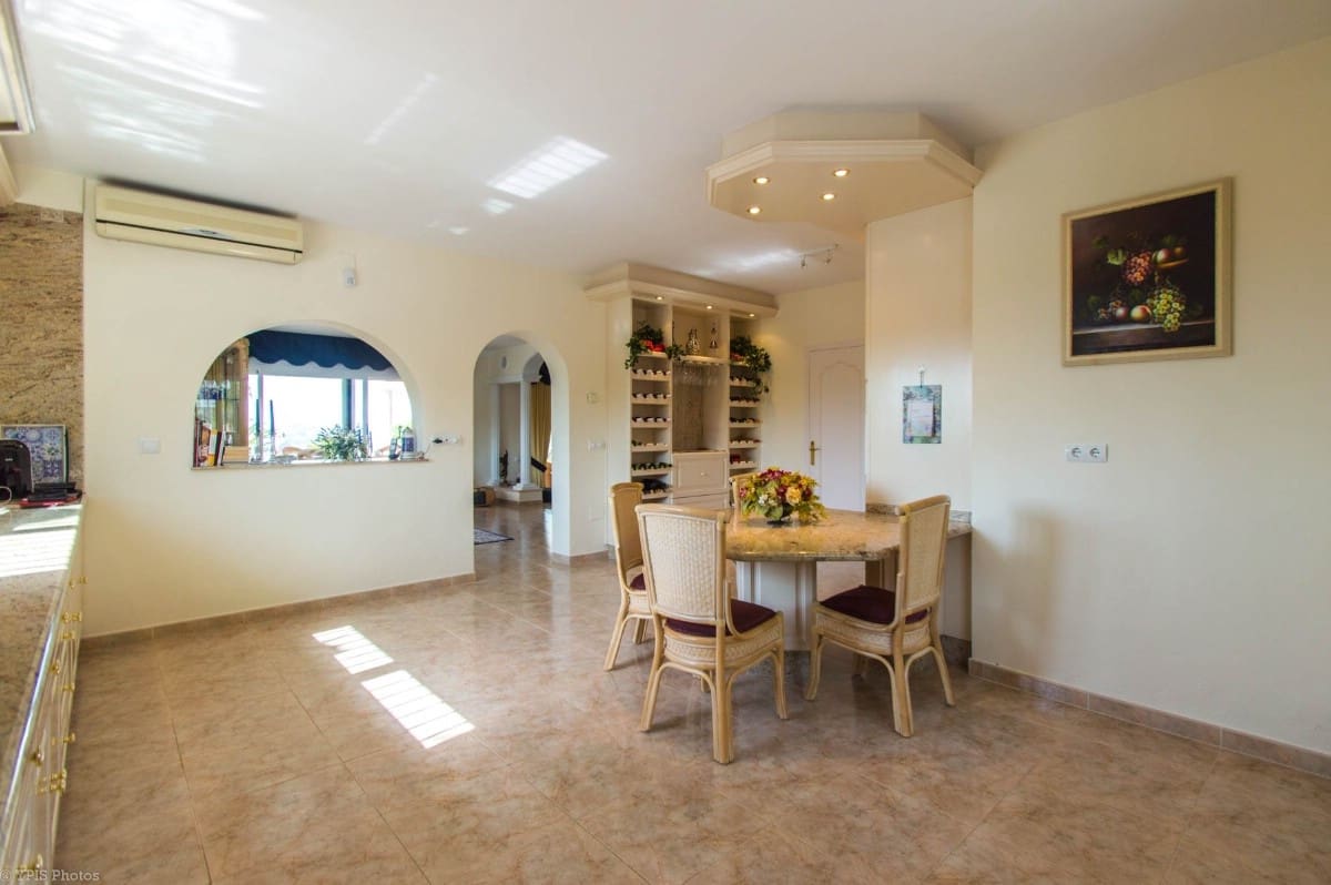 4 bedroom Villa for sale in Valtocado with pool garage - € 1,650,000 (Ref: 9810867)