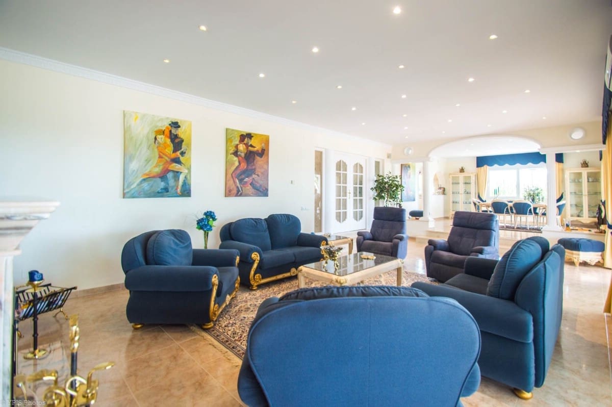 4 bedroom Villa for sale in Valtocado with pool garage - € 1,650,000 (Ref: 9810867)