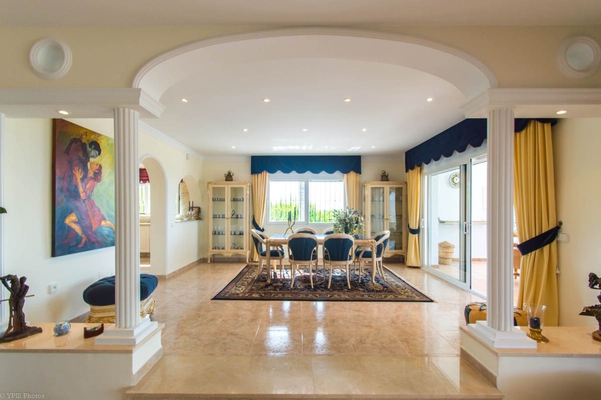 4 bedroom Villa for sale in Valtocado with pool garage - € 1,650,000 (Ref: 9810867)