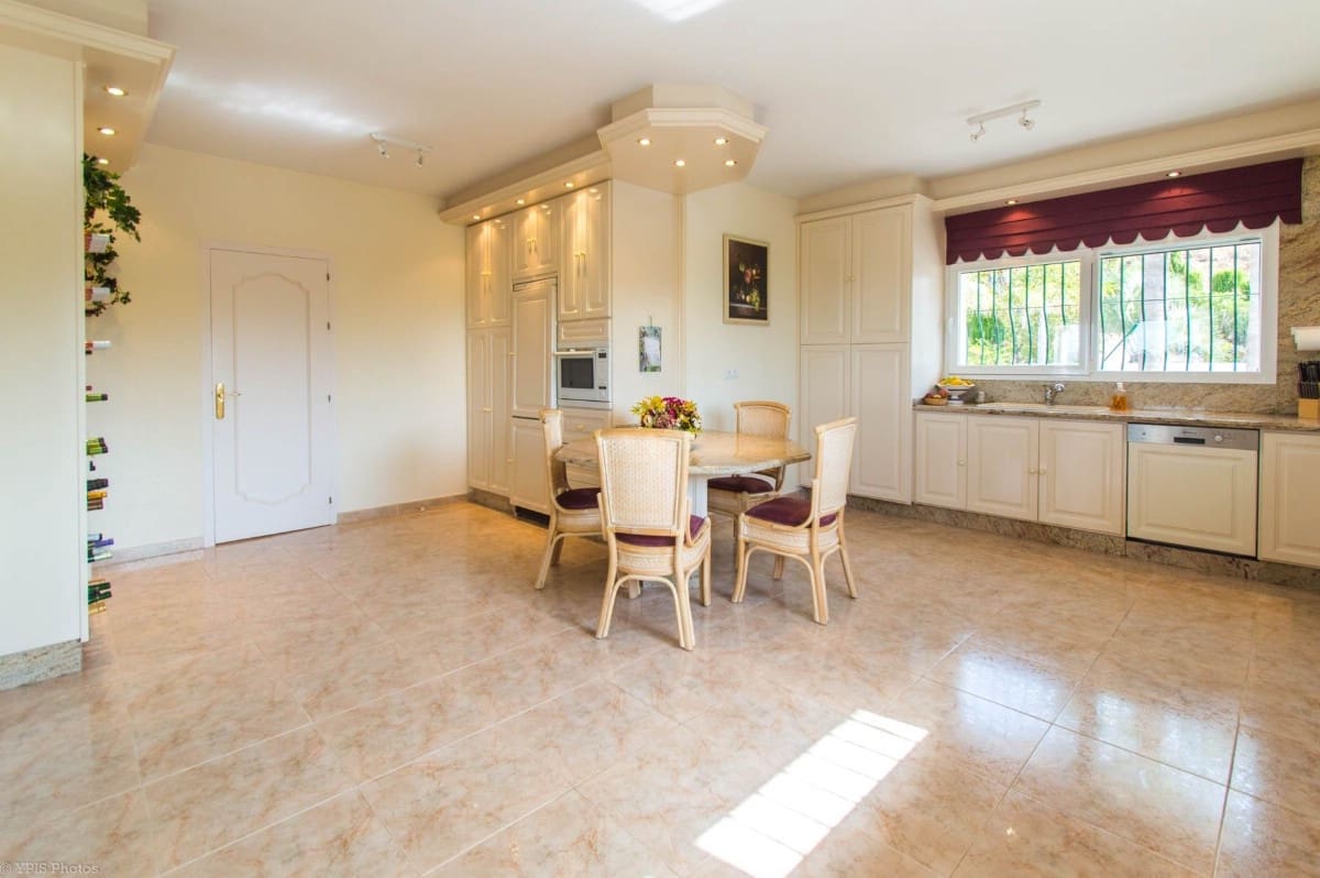 4 bedroom Villa for sale in Valtocado with pool garage - € 1,650,000 (Ref: 9810867)