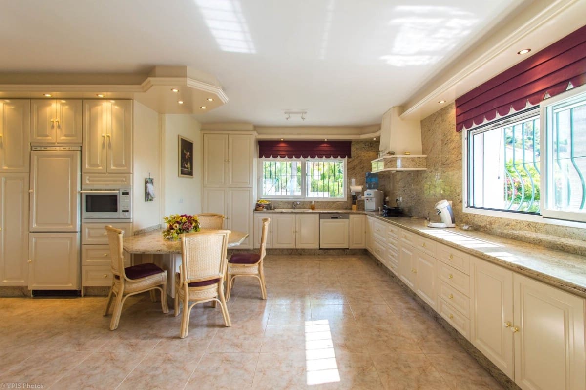 4 bedroom Villa for sale in Valtocado with pool garage - € 1,650,000 (Ref: 9810867)