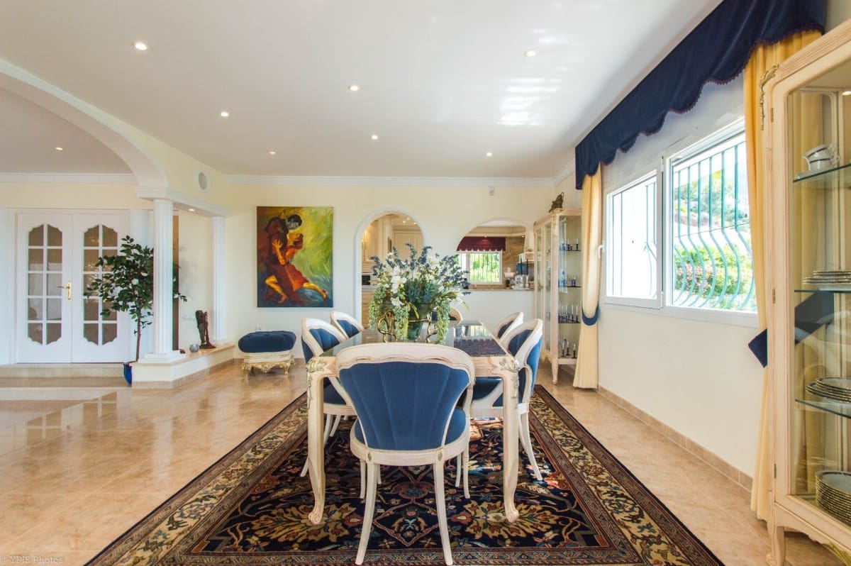 4 bedroom Villa for sale in Valtocado with pool garage - € 1,650,000 (Ref: 9810867)