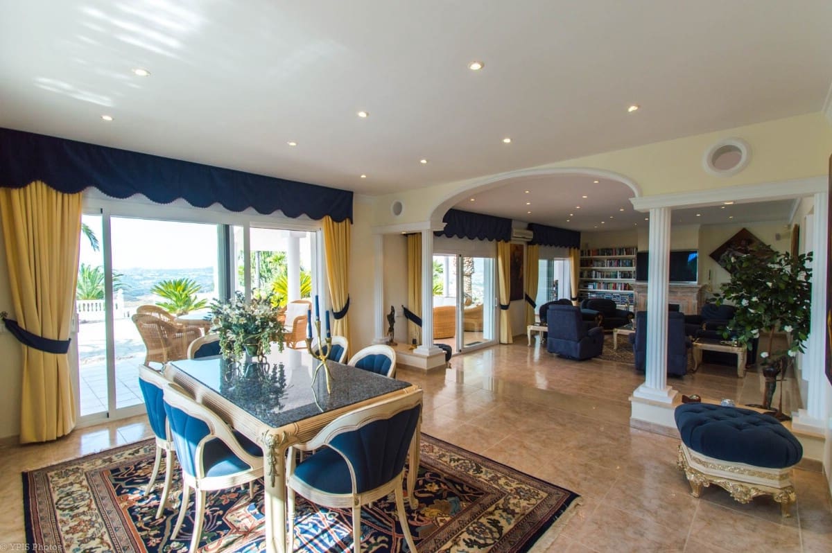 4 bedroom Villa for sale in Valtocado with pool garage - € 1,650,000 (Ref: 9810867)