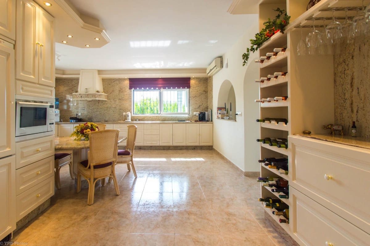 4 bedroom Villa for sale in Valtocado with pool garage - € 1,650,000 (Ref: 9810867)