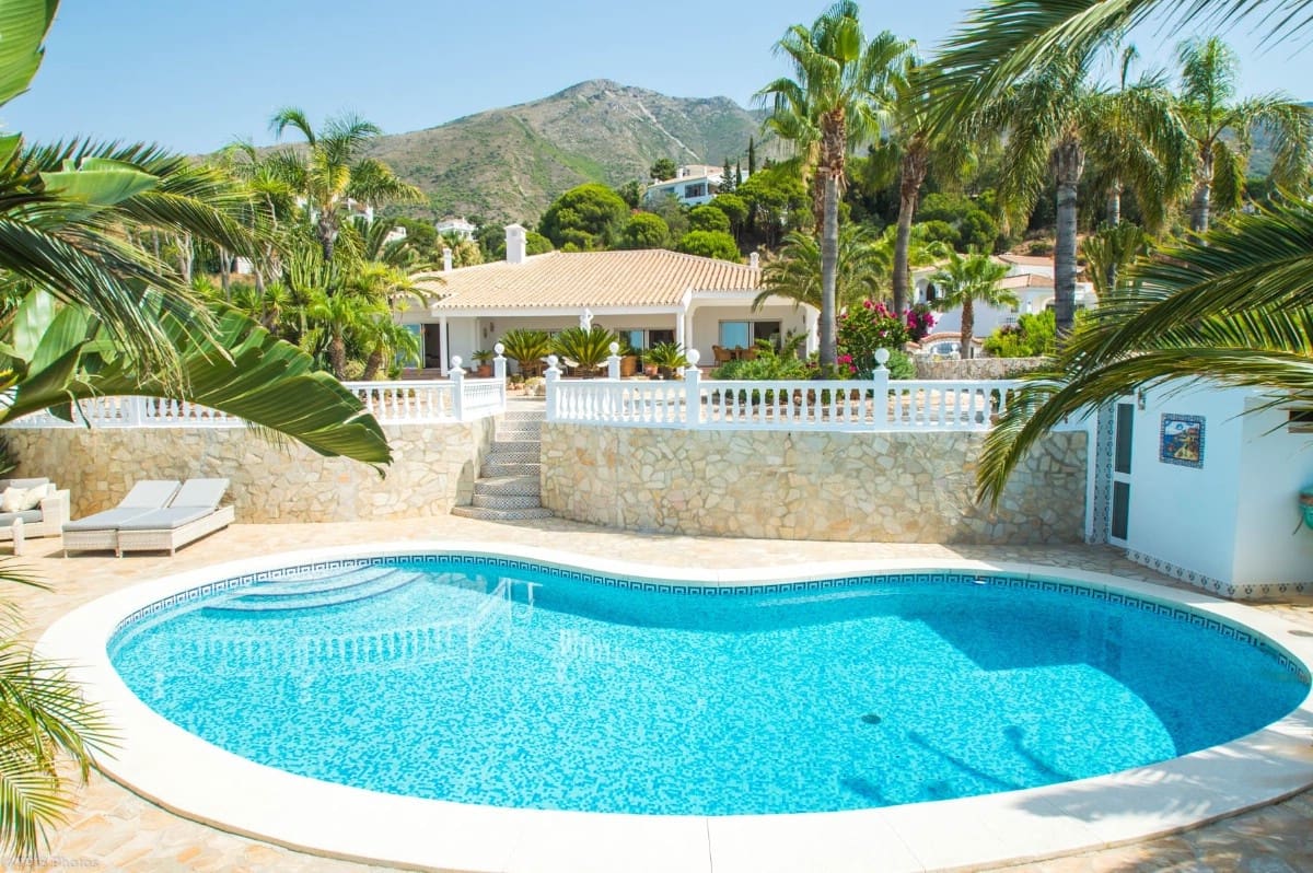 4 bedroom Villa for sale in Valtocado with pool garage - € 1,650,000 (Ref: 9810867)