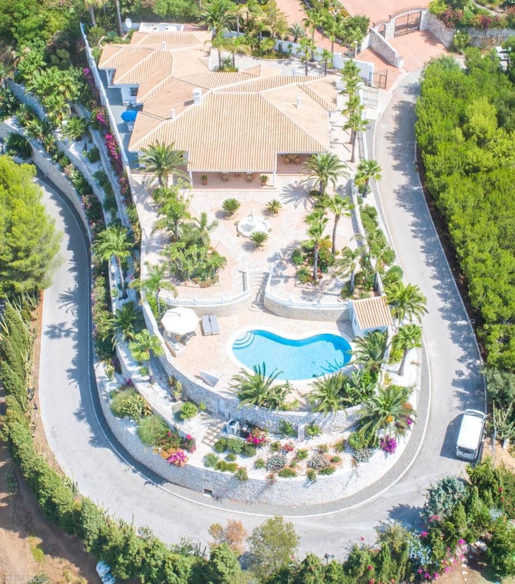 4 bedroom Villa for sale in Valtocado with pool garage - € 1,650,000 (Ref: 9810867)