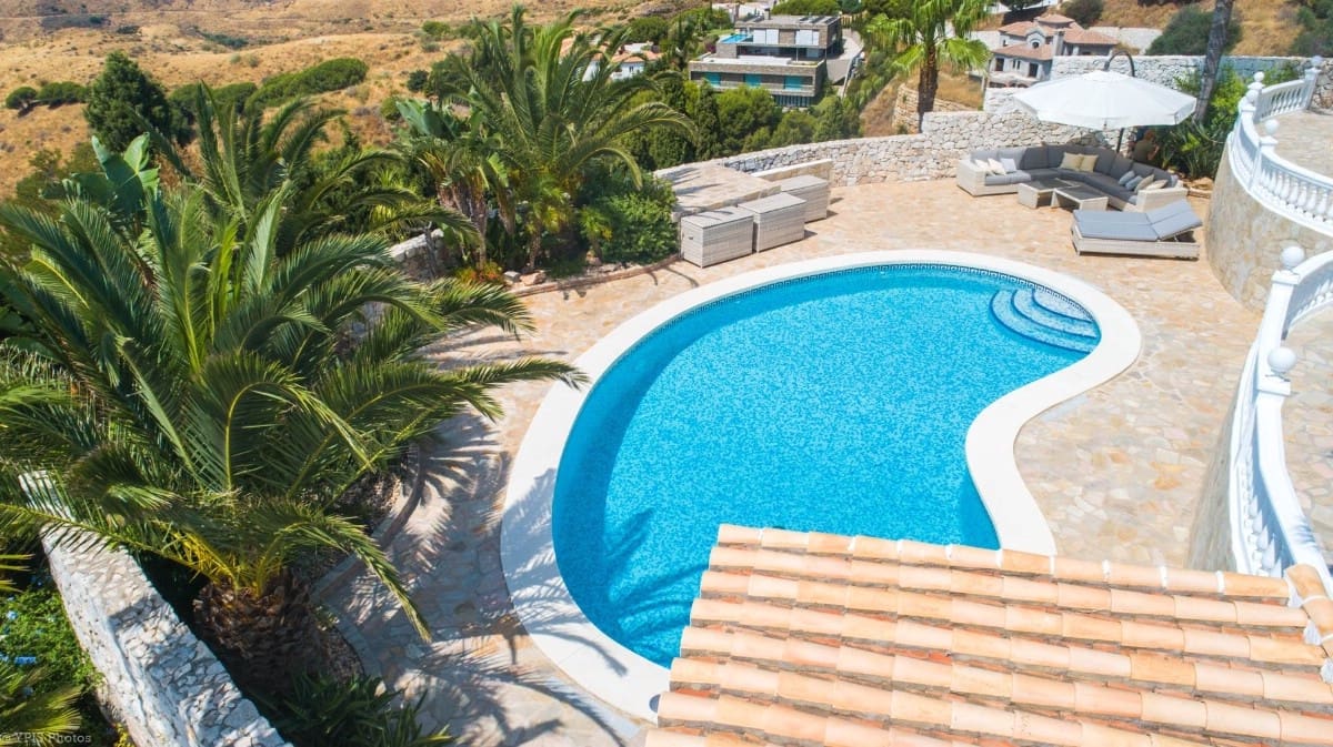 4 bedroom Villa for sale in Valtocado with pool garage - € 1,650,000 (Ref: 9810867)