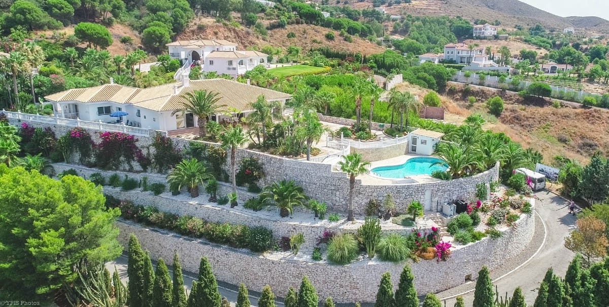 4 bedroom Villa for sale in Valtocado with pool garage - € 1,650,000 (Ref: 9810867)