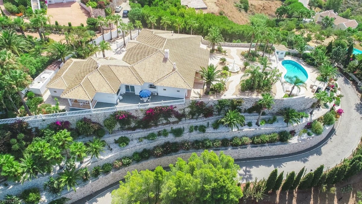 4 bedroom Villa for sale in Valtocado with pool garage - € 1,650,000 (Ref: 9810867)