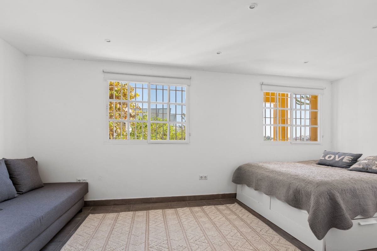 5 bedroom Villa for sale in Torremuelle with pool garage - € 1,095,000 (Ref: 9812451)