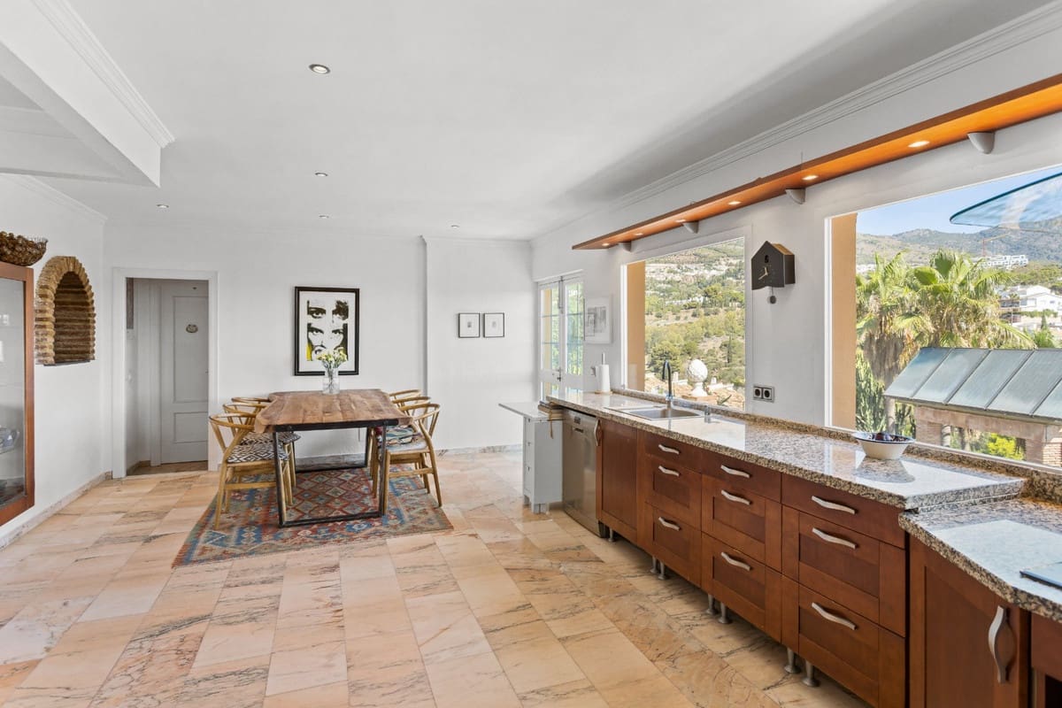 5 bedroom Villa for sale in Torremuelle with pool garage - € 1,095,000 (Ref: 9812451)