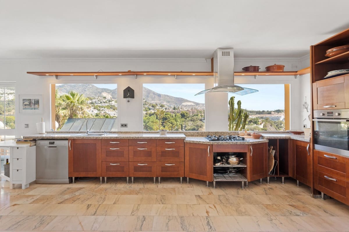 5 bedroom Villa for sale in Torremuelle with pool garage - € 1,095,000 (Ref: 9812451)