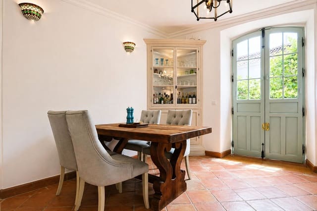 4 quarto Casa em Banda para venda em Estepona - 995 000 € (Ref: 9818438)