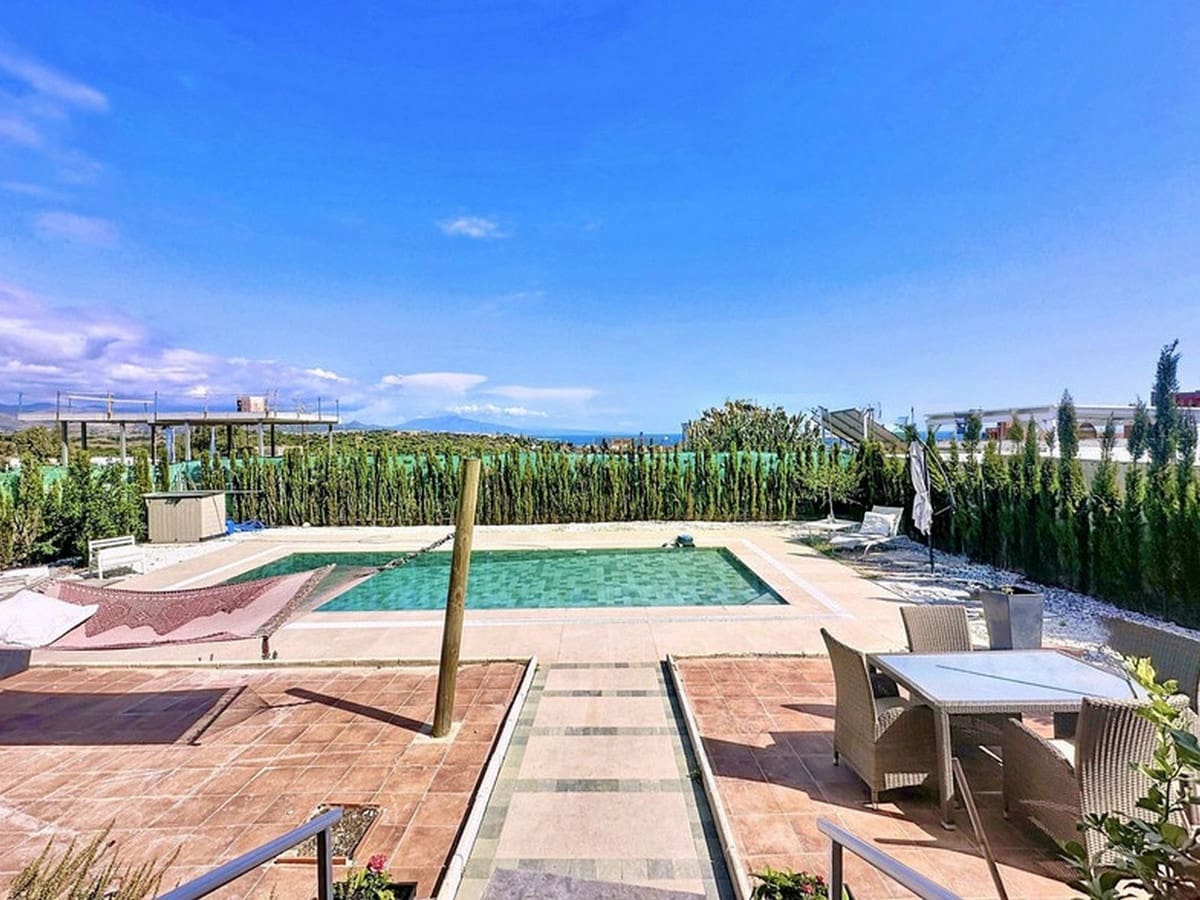 Chalet de 3 habitaciones en Estepona en venta con piscina garaje - 560.000 € (Ref: 9818440)
