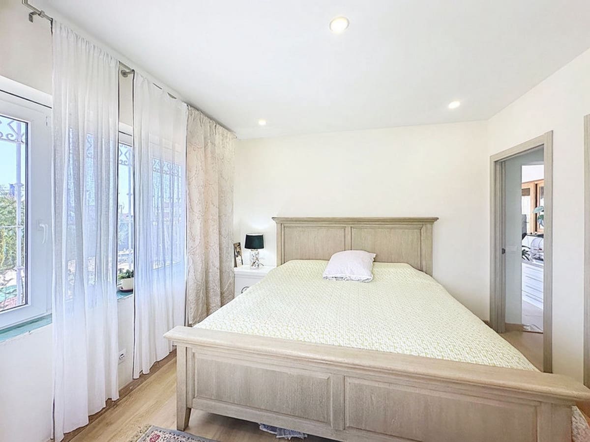 Chalet de 3 habitaciones en Estepona en venta con piscina garaje - 560.000 € (Ref: 9818440)