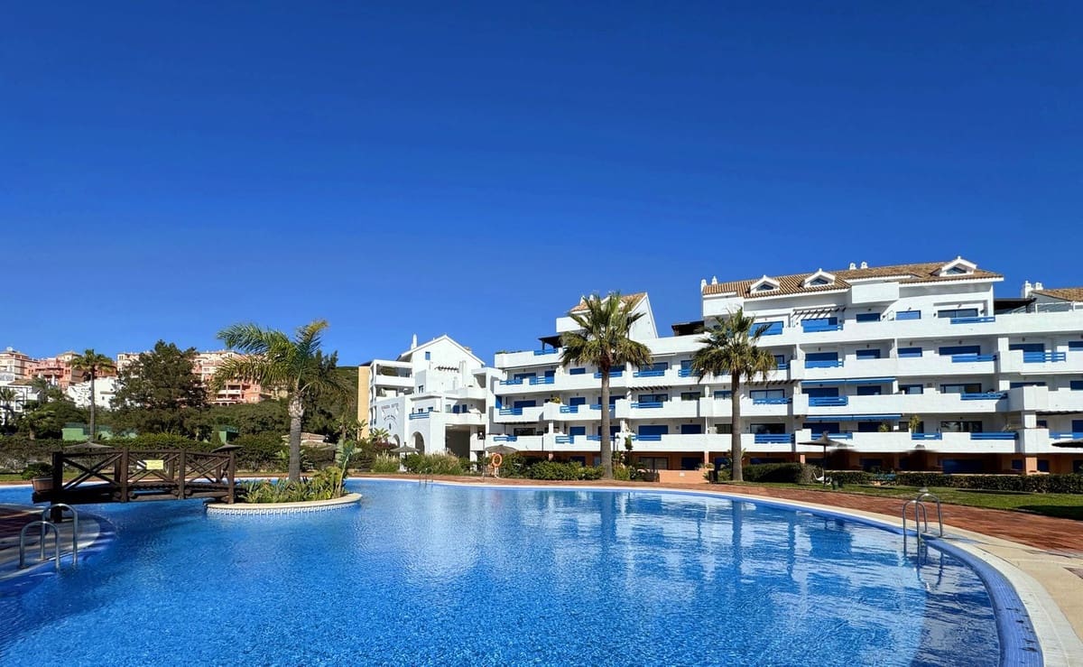 3 sypialnia Penthouse na sprzedaż w La Duquesa / Puerto de la Duquesa z basenem garażem - 370 000 € (Ref: 9818641)