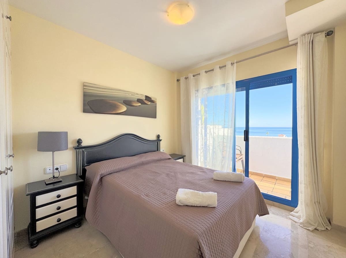 3 sypialnia Penthouse na sprzedaż w La Duquesa / Puerto de la Duquesa z basenem garażem - 370 000 € (Ref: 9818641)