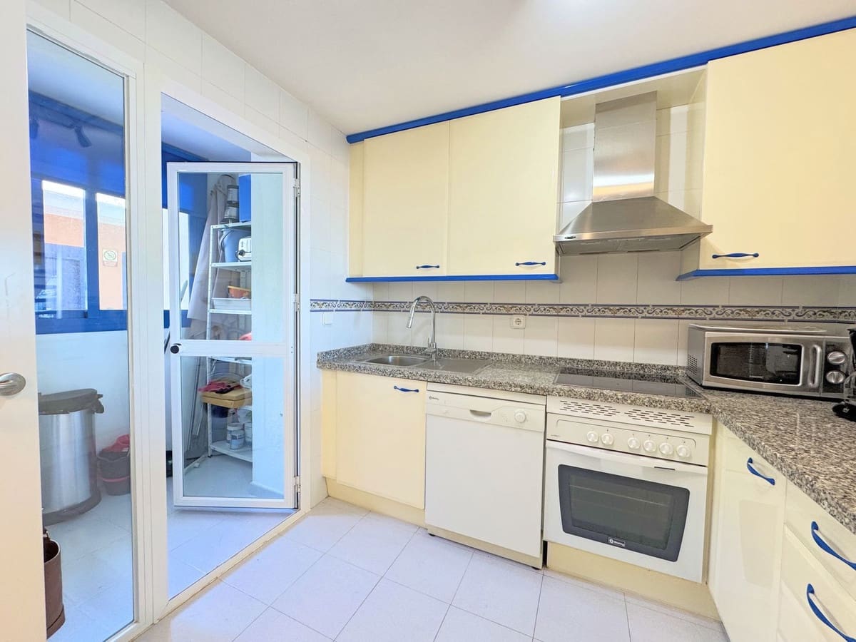 3 sypialnia Penthouse na sprzedaż w La Duquesa / Puerto de la Duquesa z basenem garażem - 370 000 € (Ref: 9818641)