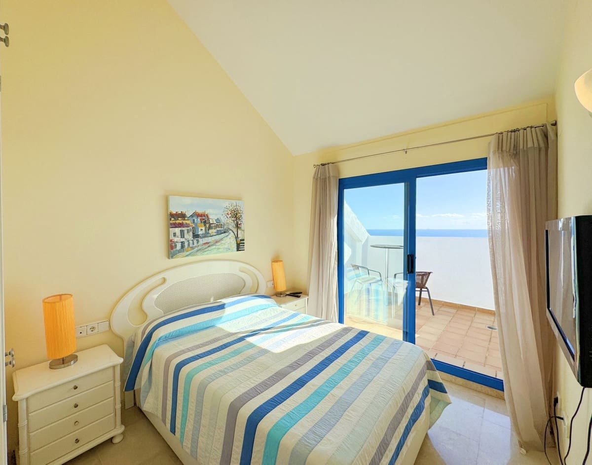 3 sypialnia Penthouse na sprzedaż w La Duquesa / Puerto de la Duquesa z basenem garażem - 370 000 € (Ref: 9818641)